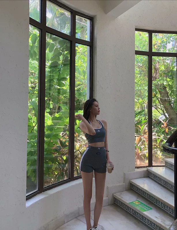 国产"九头身"美女晒"丝"照,这就是传说中的"腿玩年"?