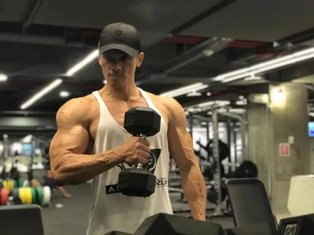 被称为"台湾健体第一人",肌肉健硕,50岁身材超过小鲜肉