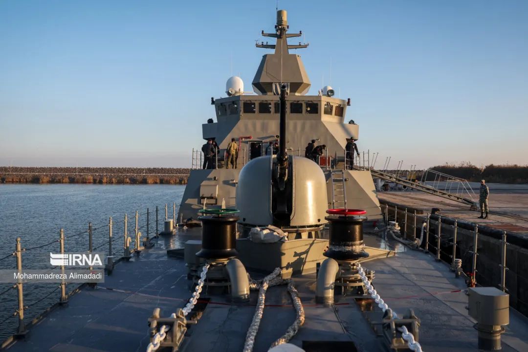 伊朗最新轻型护卫舰服役,采用四面相控阵雷达,安装新型巡飞弹