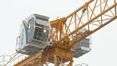 这个高空塔吊,你看着腿抖,他却每天都爬