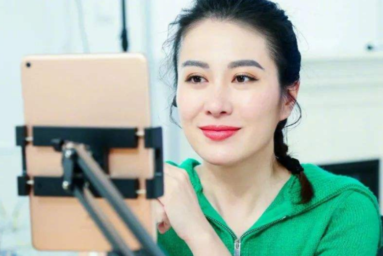 恭喜!43岁叶璇晒婚纱照,小腹隆起疑怀孕,无名指婚戒被嘲寒酸