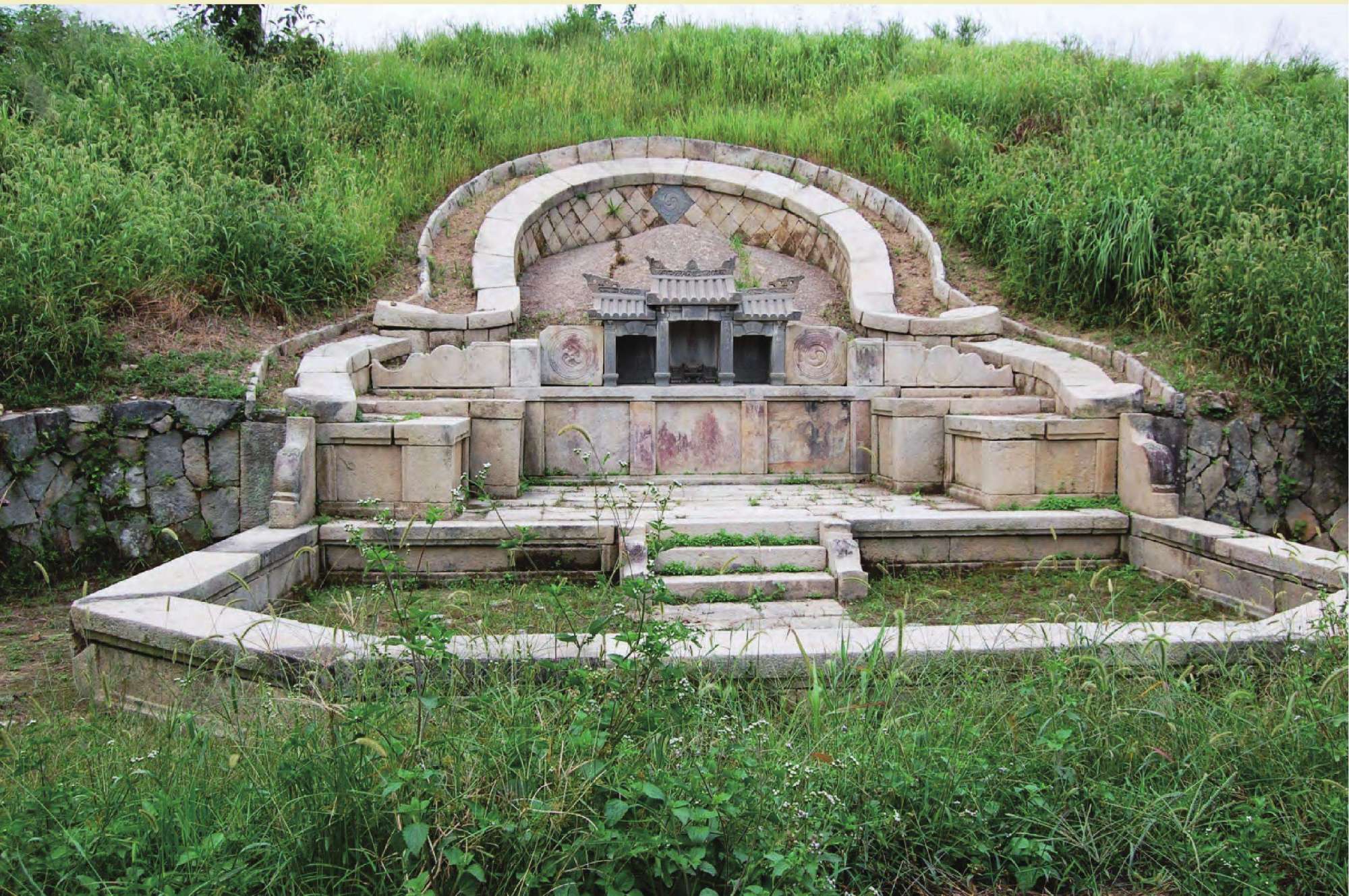 古话常说:"坟边长竹须迁坟,坟前两物成富人",这两物指的是何