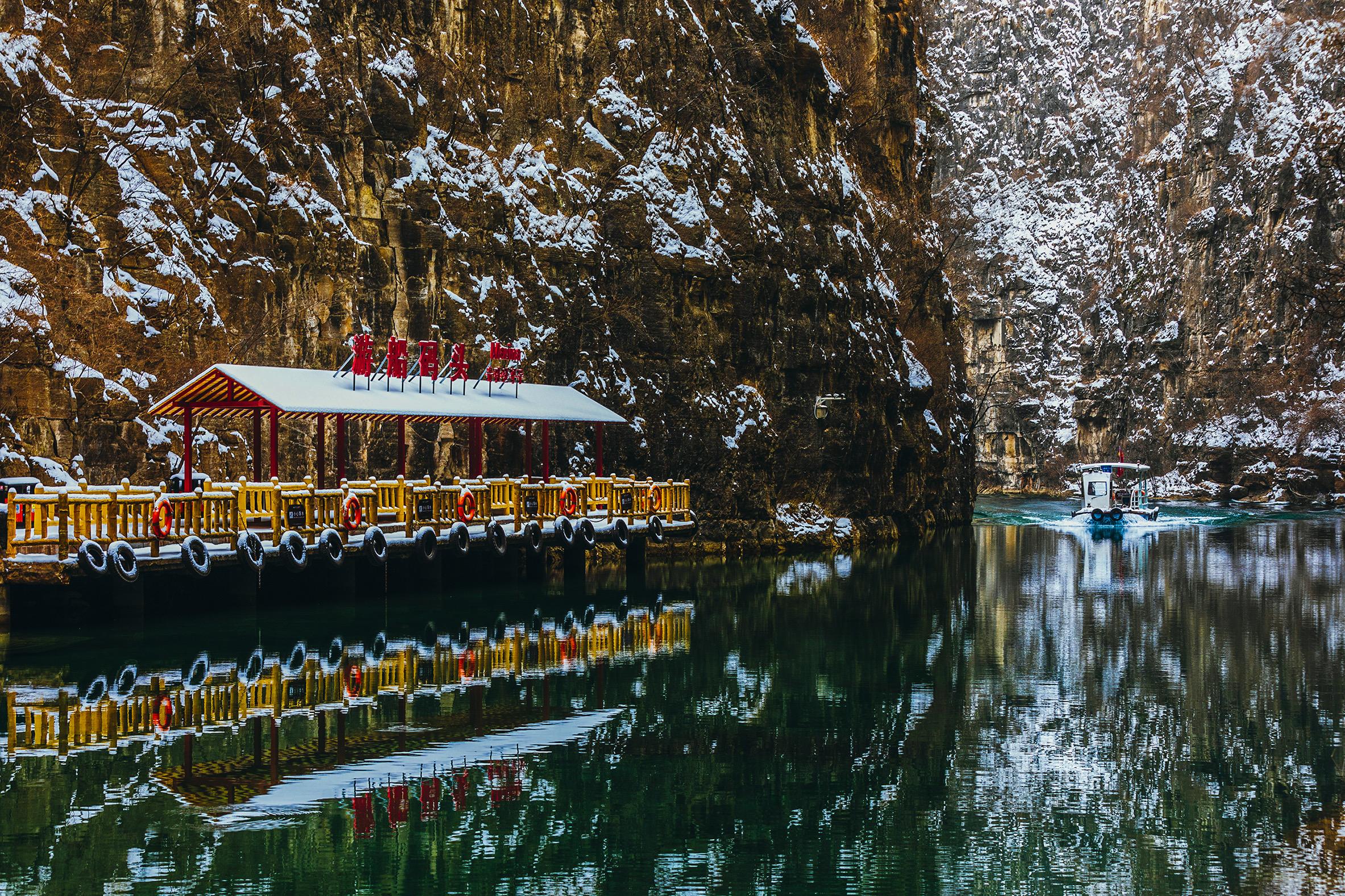 雪落壶关太行山大峡谷,景色旖旎的山水画