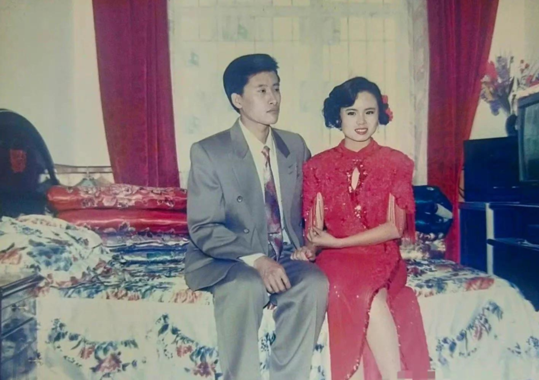 幸福回忆杀网友晒妈妈当年结婚照90年代婚纱比想象中更美