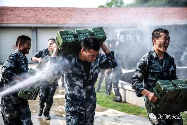 空军"猎人"集训场面震撼,这就是祖国背后坚实的护盾