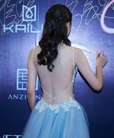 宋轶穿肚兜裙参加活动,遭遇靳东的咸猪手?