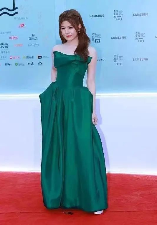 陈妍希曝光真实身材,泳装尽显凹凸曲线,引发热议陈晓幸运大发