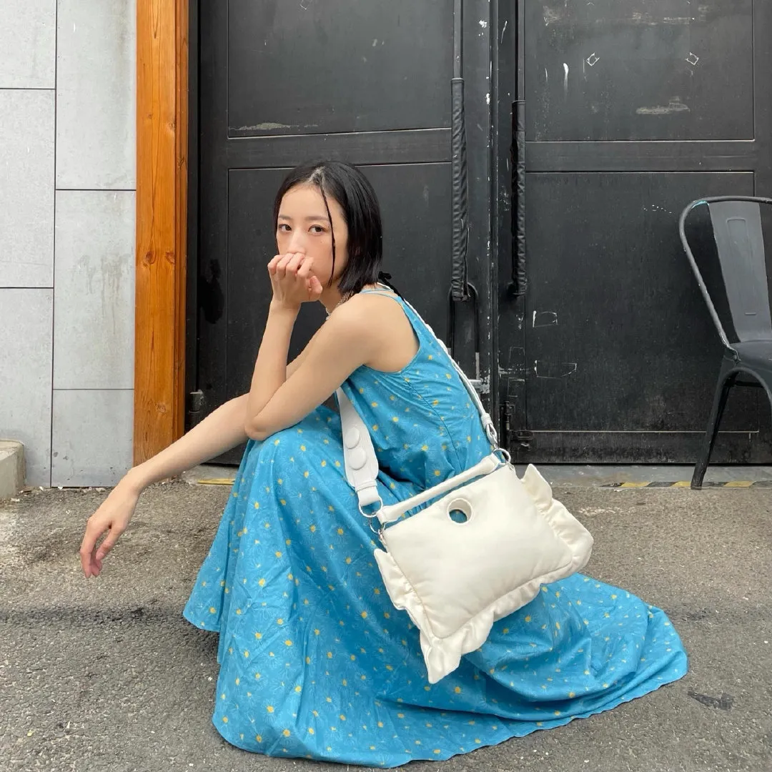 黑白格背带裙搭配泡泡袖上衣,是古灵精怪的少女穿搭,周雨彤穿着还是