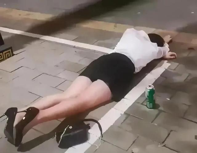 广东:女子喝得烂醉被好友用手推车拉着,一边舔嘴唇,一边喊男人