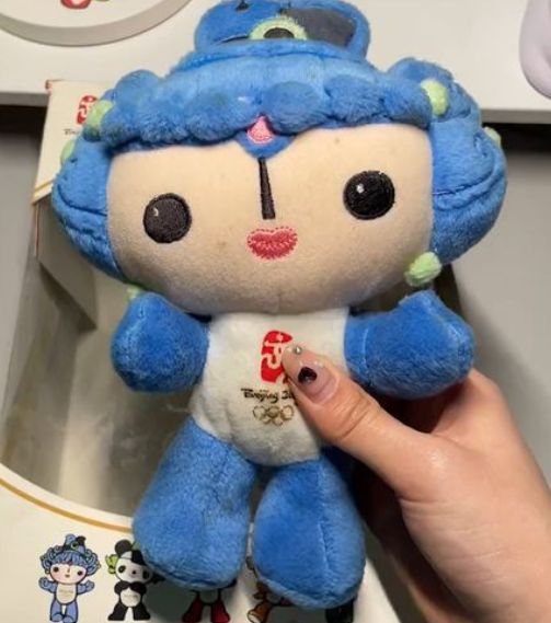 冰墩墩"一墩难求",女子找出08年奶奶送的福娃贝贝,竟还能出声