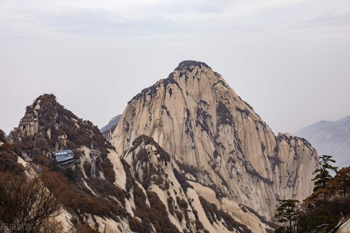 自古华山一条道","奇险天下第一山"的说法,山上著名的景点多达200多处