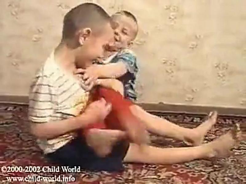 Pinderloy child world - boys playing tickling games,母婴育儿,萌宝,好看视频 
