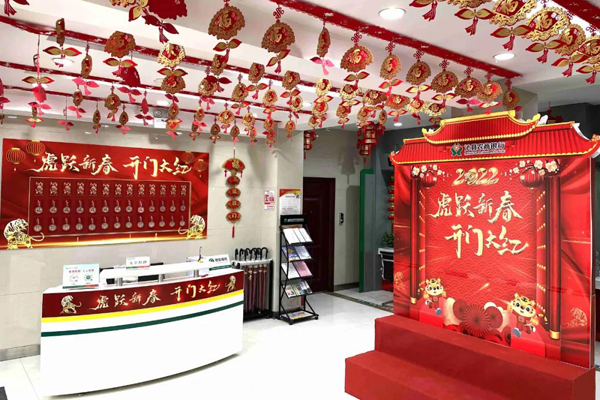 沁县农商银行:扮靓厅堂迎顾客 只争朝夕启征程