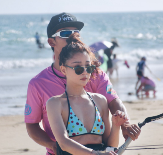 42岁殷桃海边冲浪,穿比基尼完美身材惹人羡,挂男教练身上很亲密
