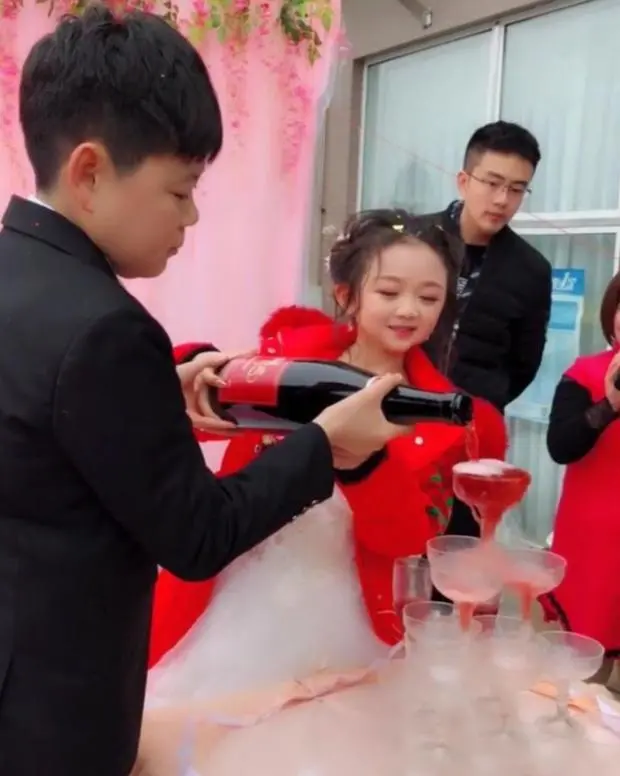 袖珍女王萍萍:30岁还是童颜,结婚被赞"金童玉女",娘含泪送别