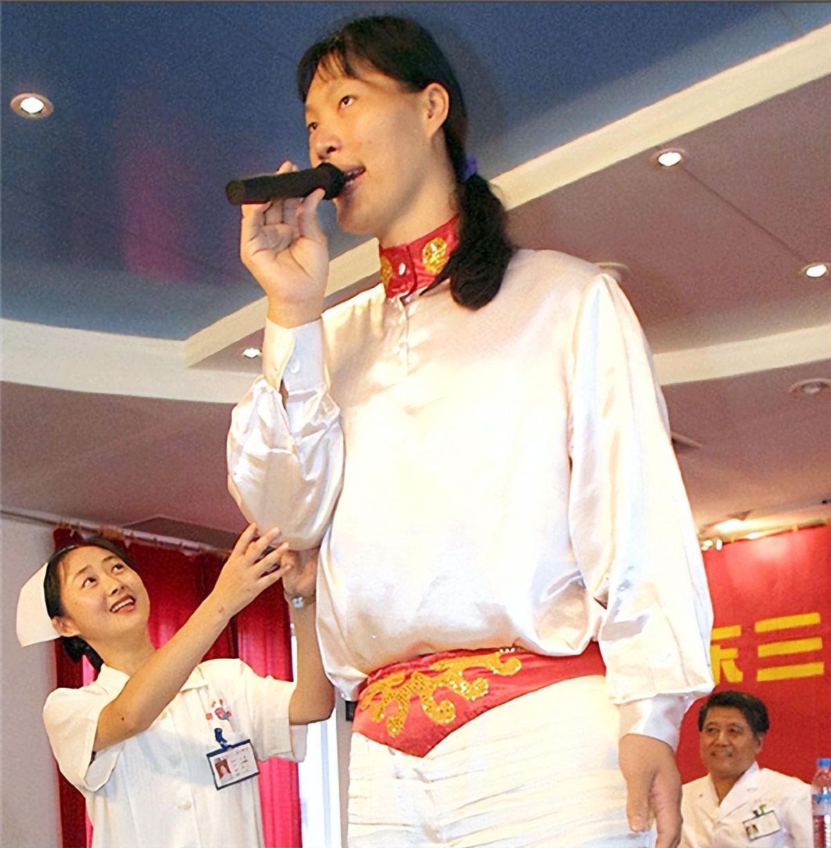 女巨人曾金莲:高2.48米,能吃2斤饭,穿60码鞋,遗体封存完整