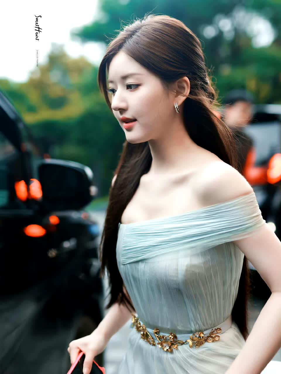 赵露思阳光美少女造型亮相短发短裙惊艳全场