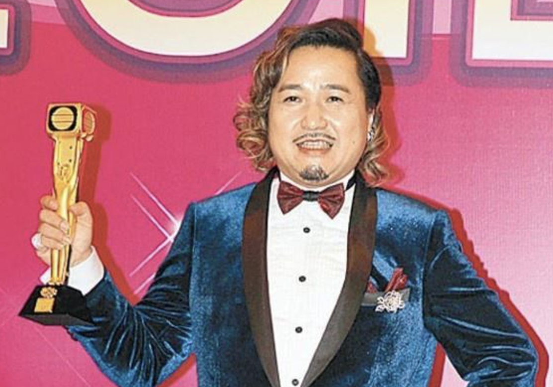 香港演员古明华内地开店,穿平价服饰接地气,墙上还挂球星海报