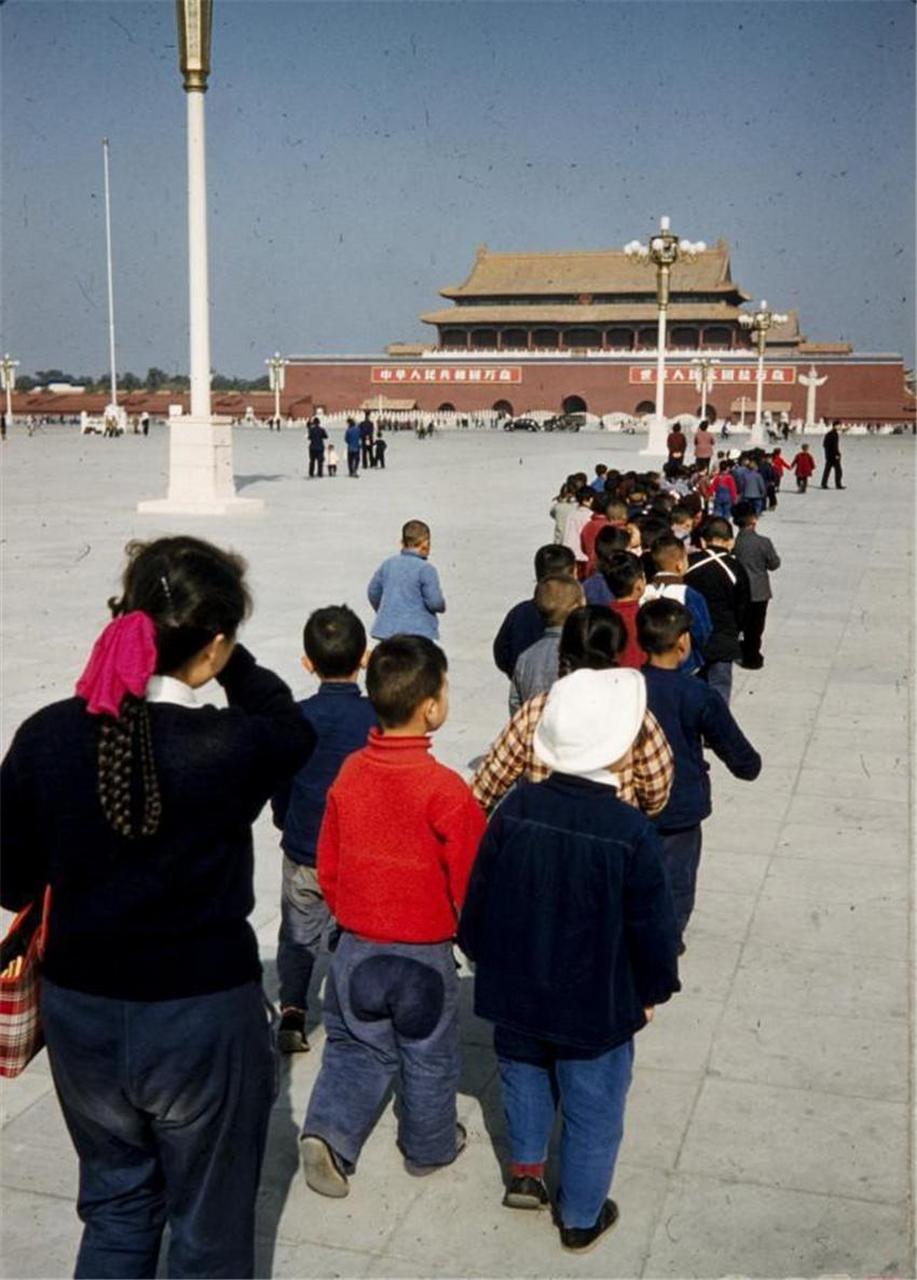 这张50年代的彩色老照片,记录了一个快乐童年的时光.