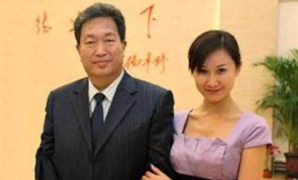 国内著名的"大善人"杨卓舒:带12名美女秘书,日子过得太奢靡!