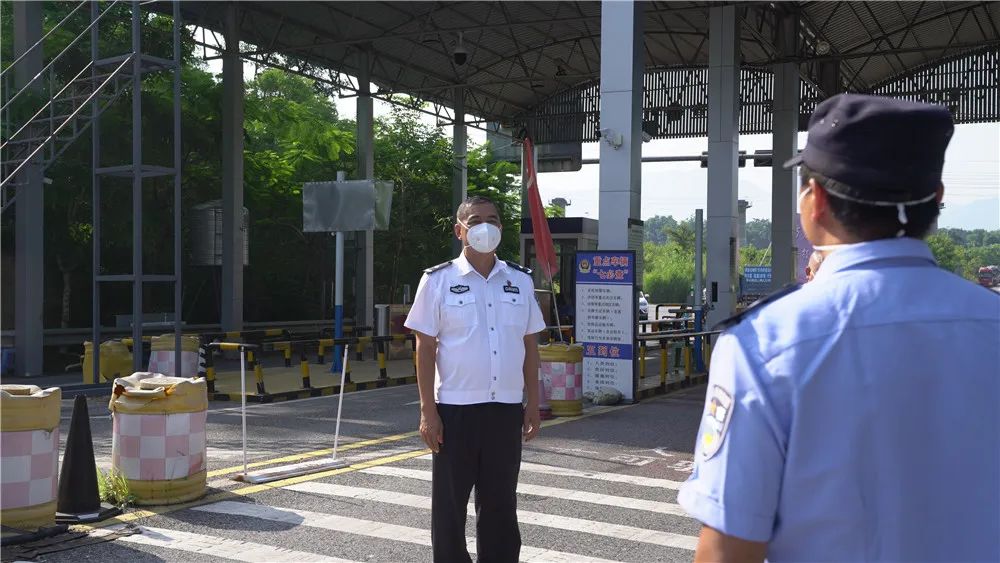 肖新卫副局长深入瑞丽市公安机关开展中秋慰问及送奖到岗活动