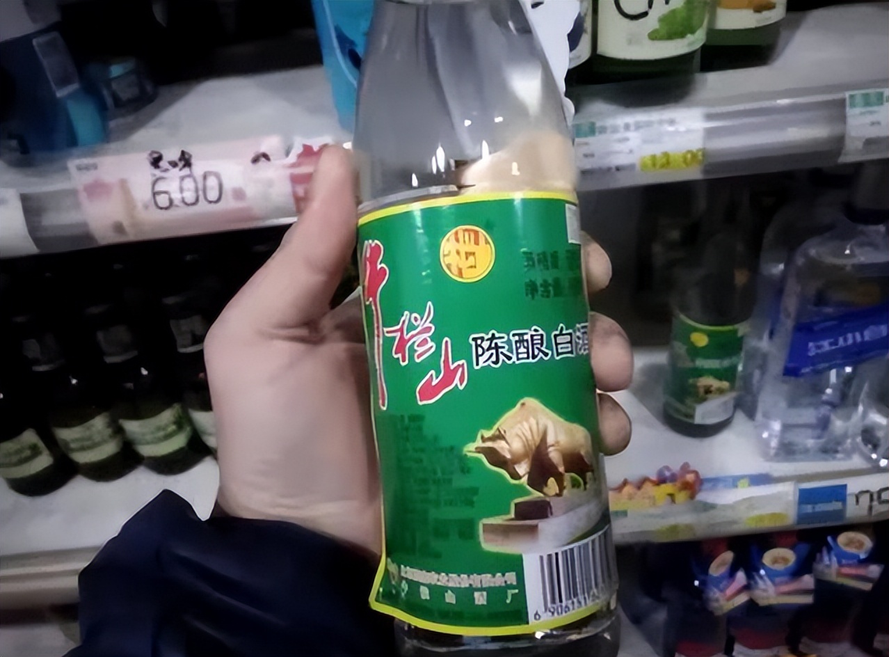 辨别真假"牛栏山",原来如此简单,看一眼这里就知道,涨知识了