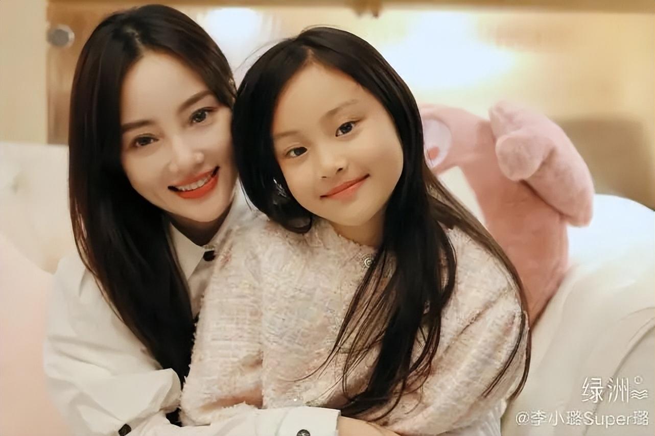 李小璐的女儿甜馨才仅仅10岁,却因一段紧身露脐装舞蹈视频引发争议.