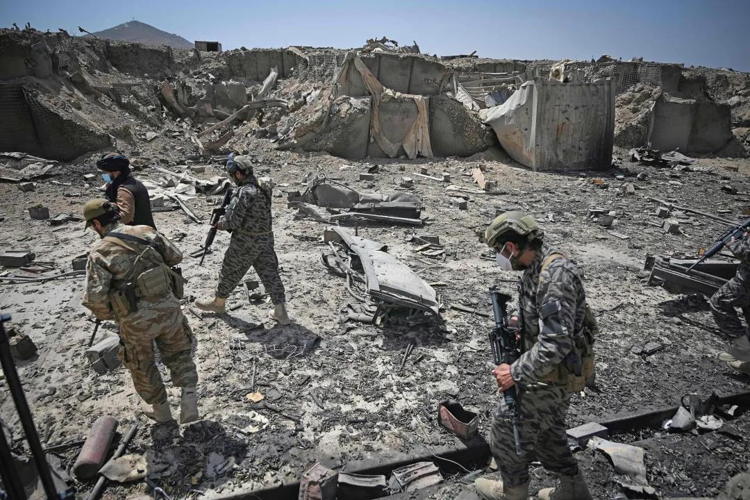 9月6日,阿富汗塔利班成员在被炸毁的美国cia基地巡逻