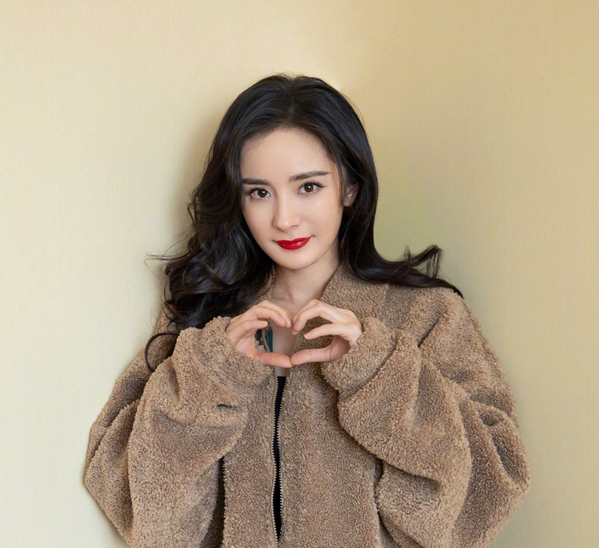 杨幂时尚先生古装大片来袭,头戴"鲤鱼"灵气十足,满满中国风