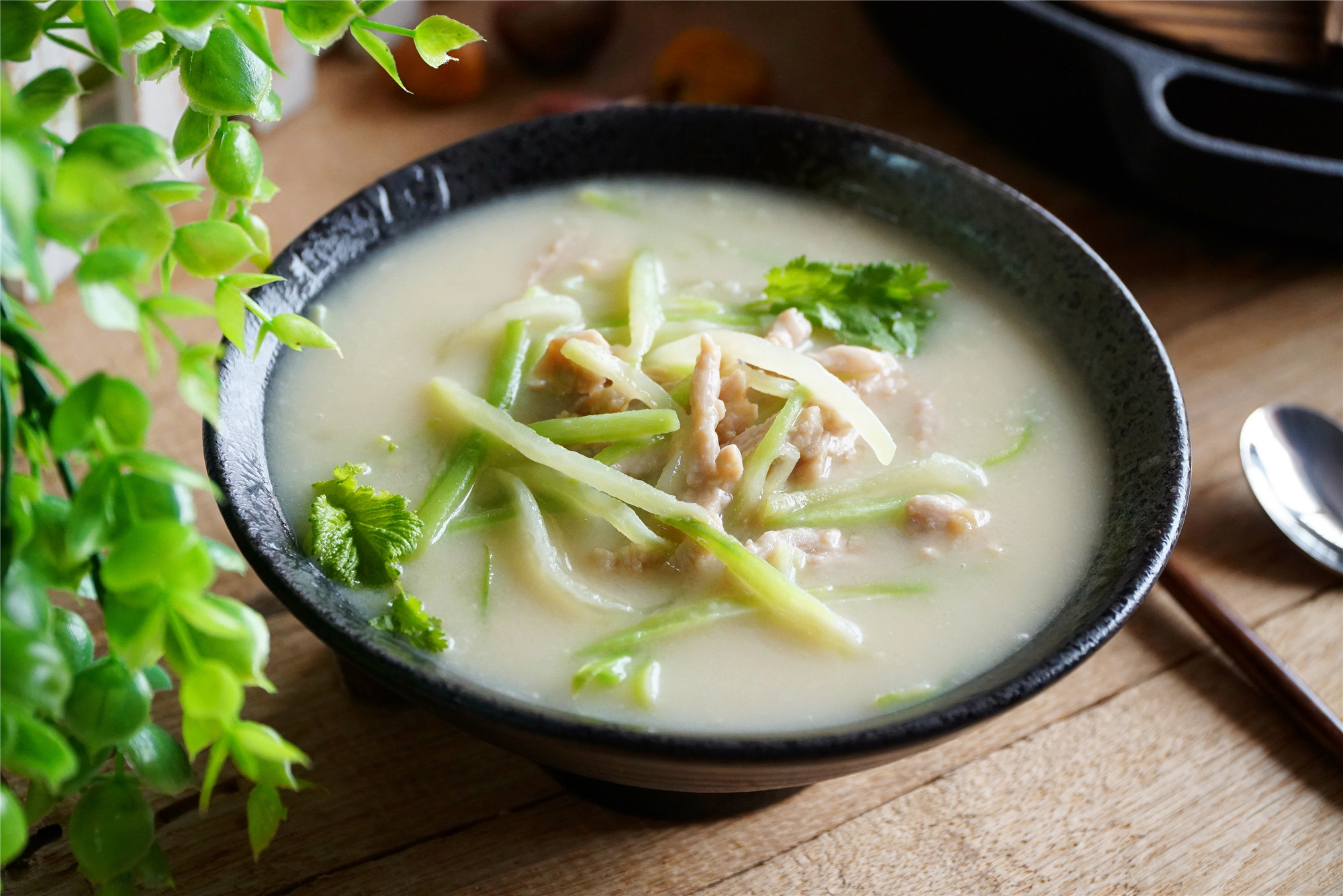 【萝卜肉丝汤】 夏季天气炎热,在闷热的厨房中呆不了一会就满头大汗