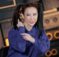 讲这段话时的李玟,摇晃着头上的双马尾,状态鲜活生动,表情是发自内心