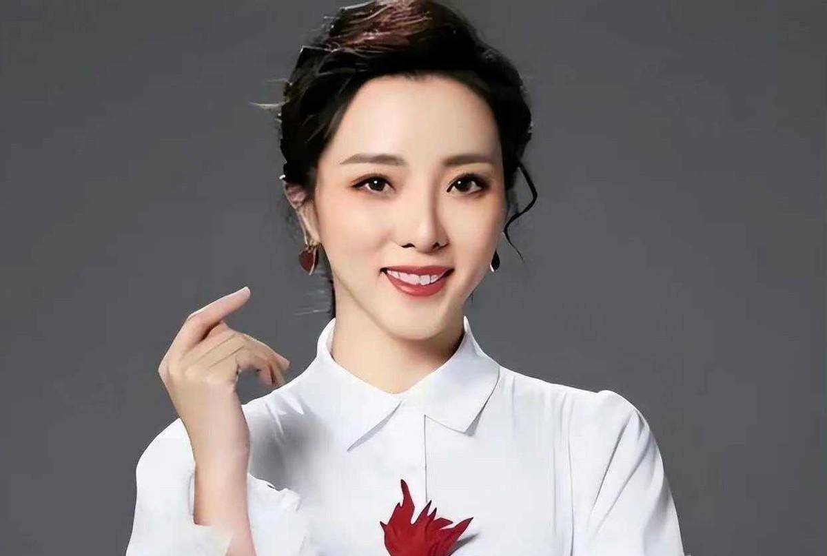 李思思突然发文,短短23字疑似暴露弃用真相,背后道尽无奈