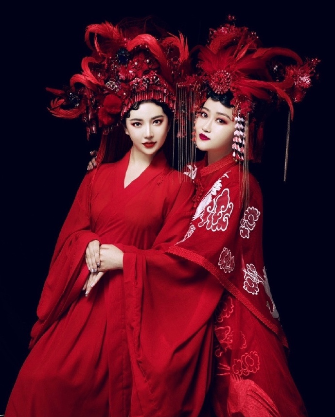 好友前往灵堂送别孙侨潞,公开现场遗照,孙妈妈摆放玩偶陪伴女儿