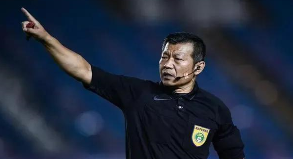 中超裁判频犯昏哨,针对海港寻平衡,引进高水平外籍裁判迫在眉睫