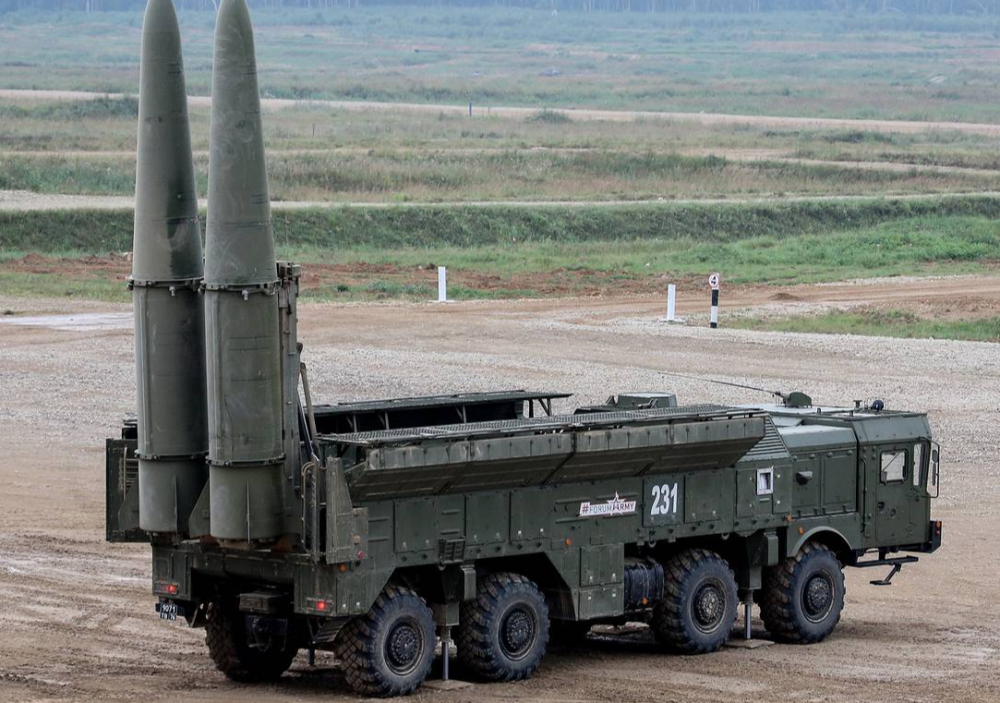 俄罗斯军队向英国海军的秘密基地发射了三枚伊斯坎德尔超级钻导弹