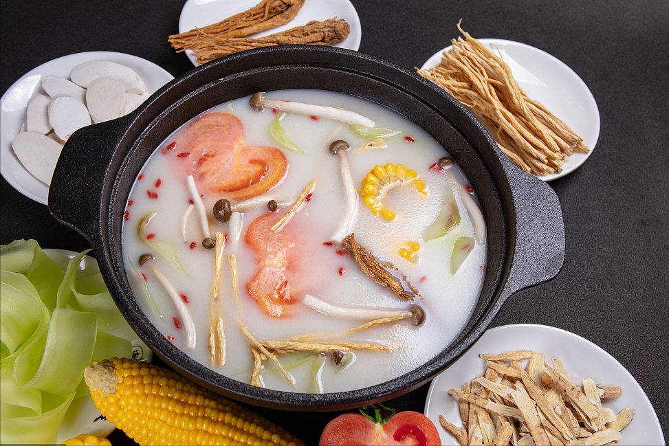 广东的海鲜火锅,涮的是海鲜之类,配料十分讲究,最讲究味道鲜美和吃的