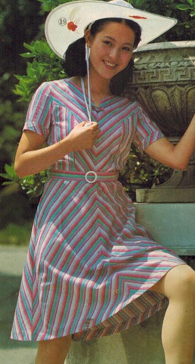 老照片 80年代上海街头漂亮的裙子 中国人开始爱美了