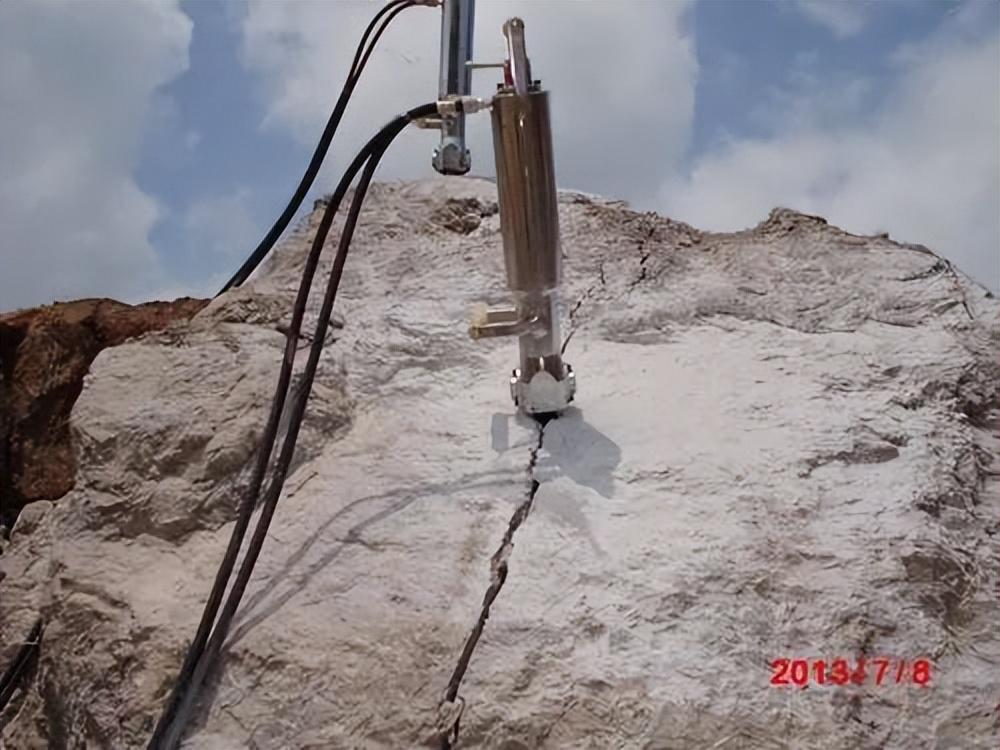 回顾广东工程师造出聚能爆破管爆炸时实现能量水平方向一刀切