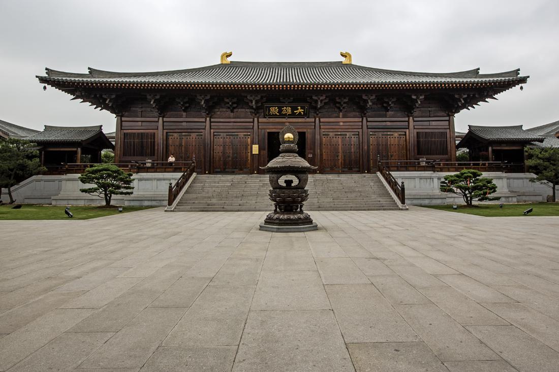 上海一座寺庙,采用传统伽蓝纵轴式布局,宫殿式建筑风格