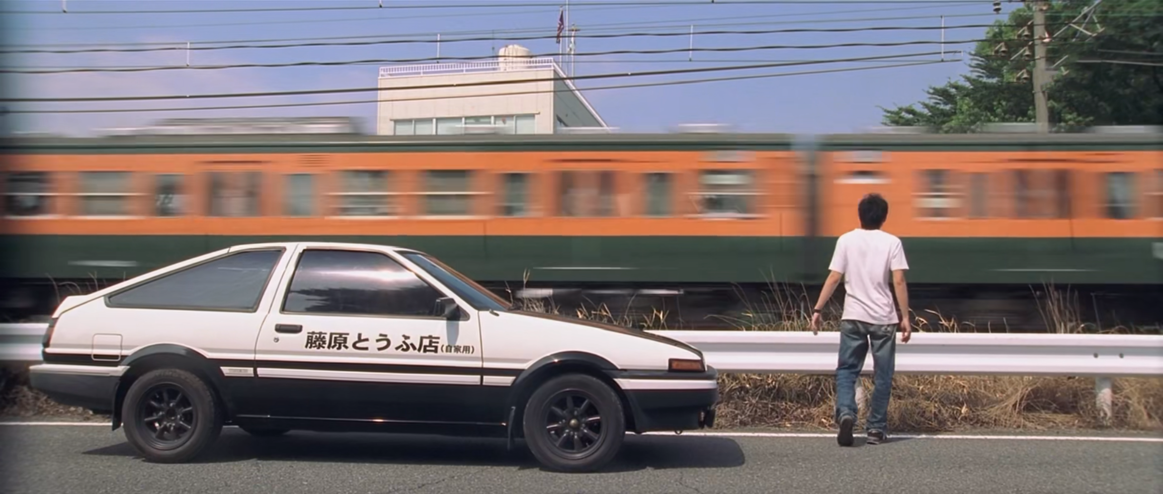 《头文字d》:周杰伦驾驭ae86征服秋名山,成为传奇车神!