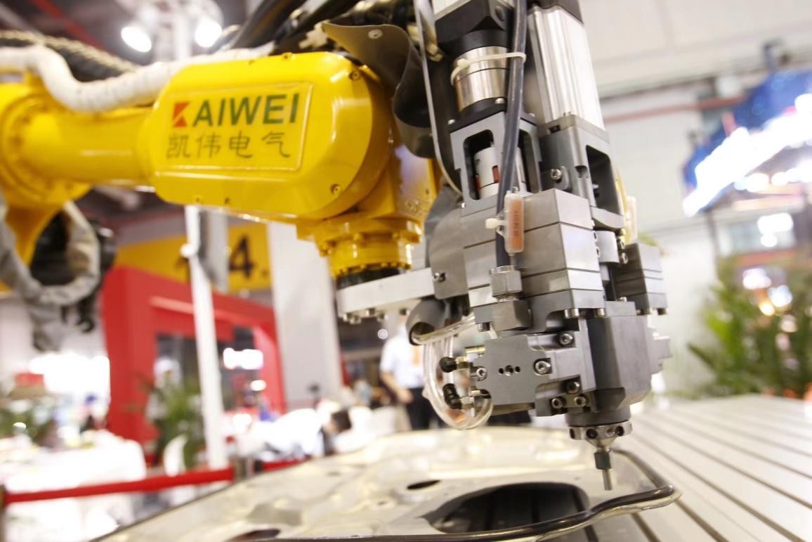 凯伟6轴机器人点胶机为汽车密封带来新思路