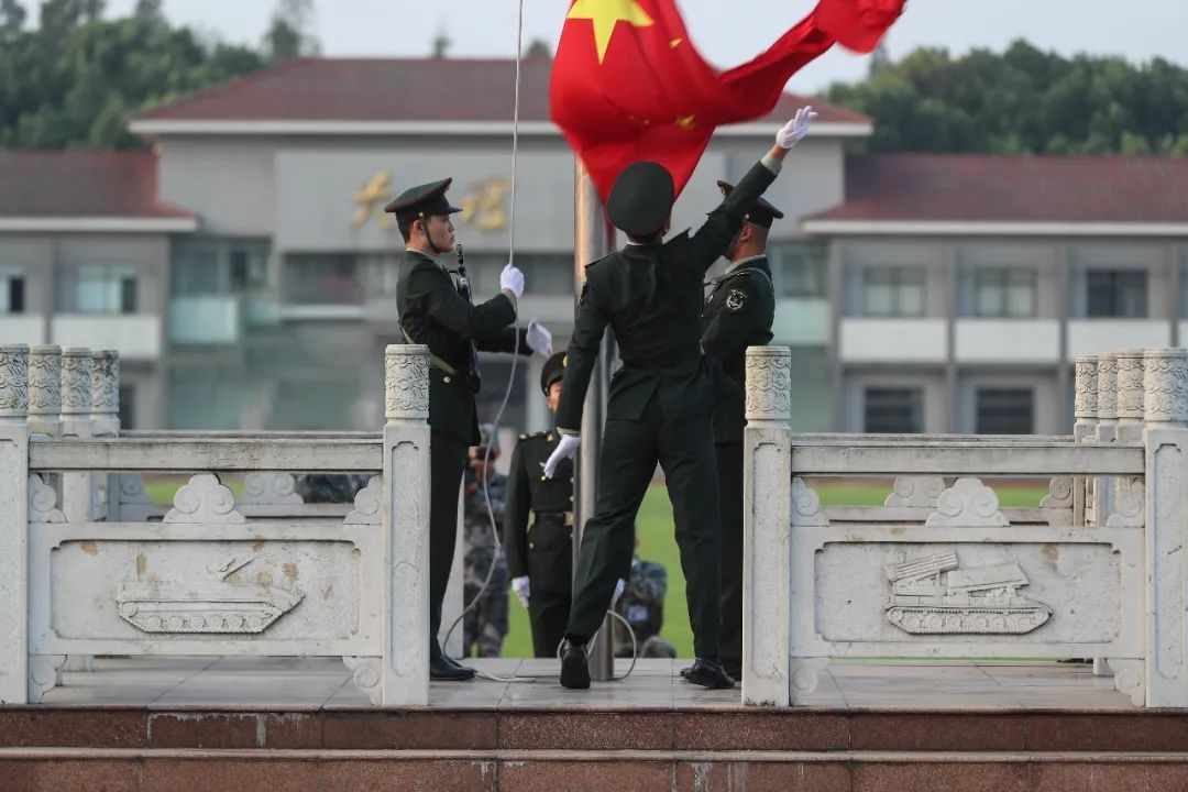 军人向国旗敬礼 壁纸图片