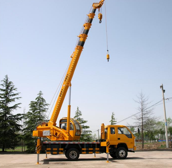 小区外墙修复,吊车副起重臂断开作业人员坠落,被紧急送往医院