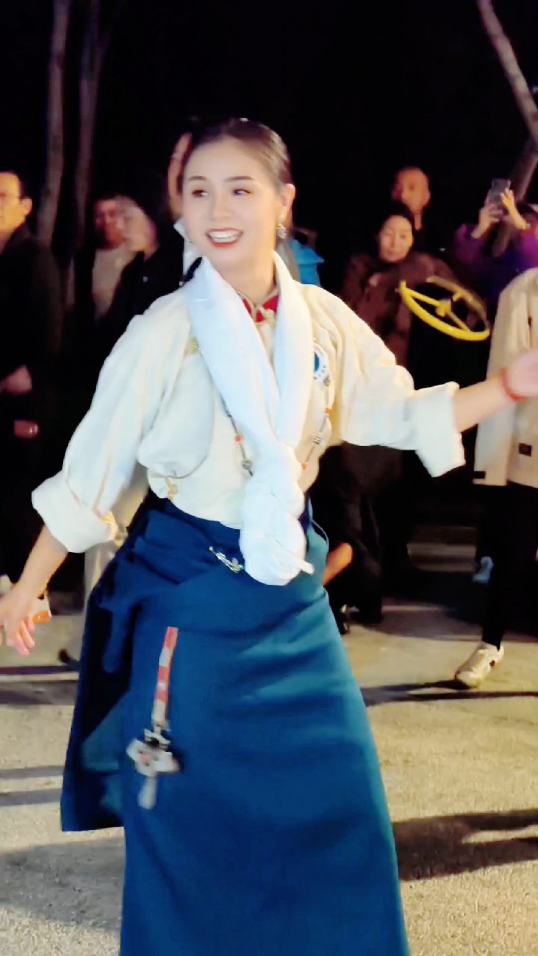 锅庄舞老师雍吉,舞美人美身材婀娜多姿!