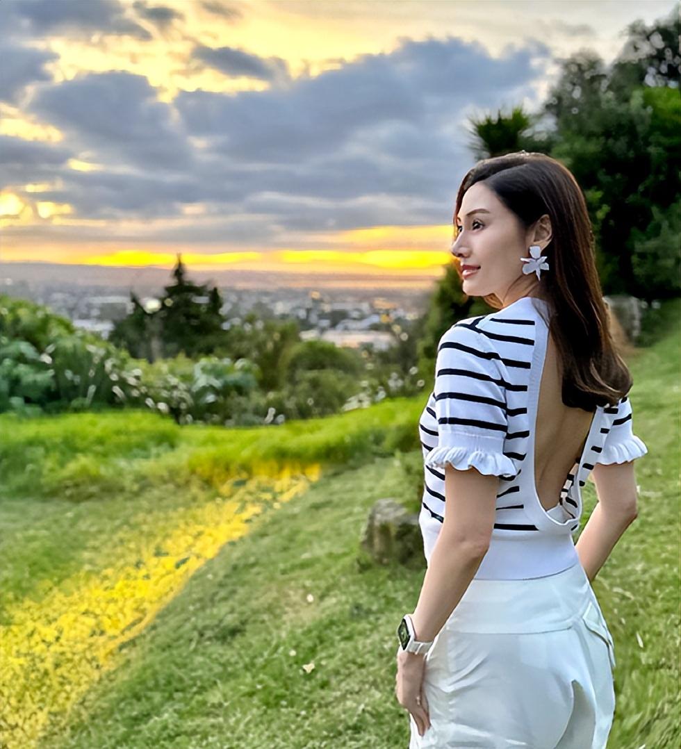 李嘉欣不服老!泳衣秀肉肉身材,没想到变成了老阿姨