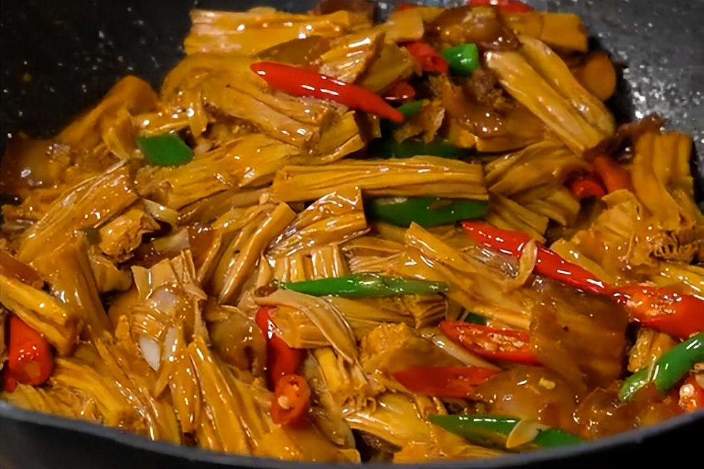 腐竹炒肉的家常做法,鲜香微辣,下酒又下饭,大人小孩都爱吃