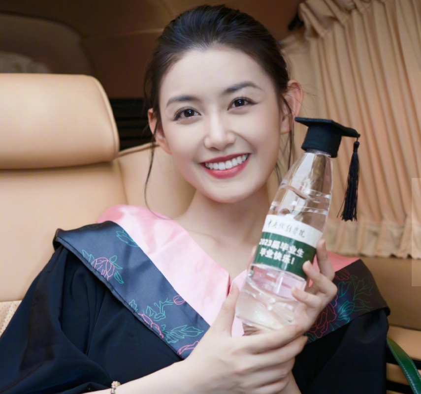 蒋依依中戏毕业照曝光,站c位被长发美女艳压,照片看出谁是团宠