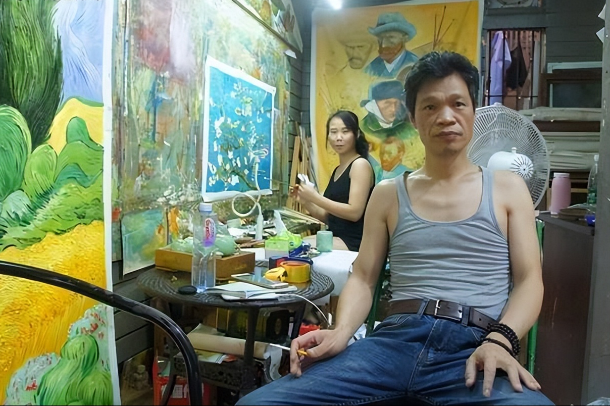 黄江就带着十几个画家来到深圳龙岗区大芬村,这里村民的朴素热情深深