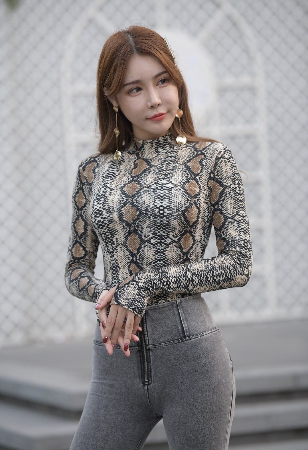 魔镜街拍:牛仔短裤与长裤有何不同?小姐姐的简单造型,揭露答案