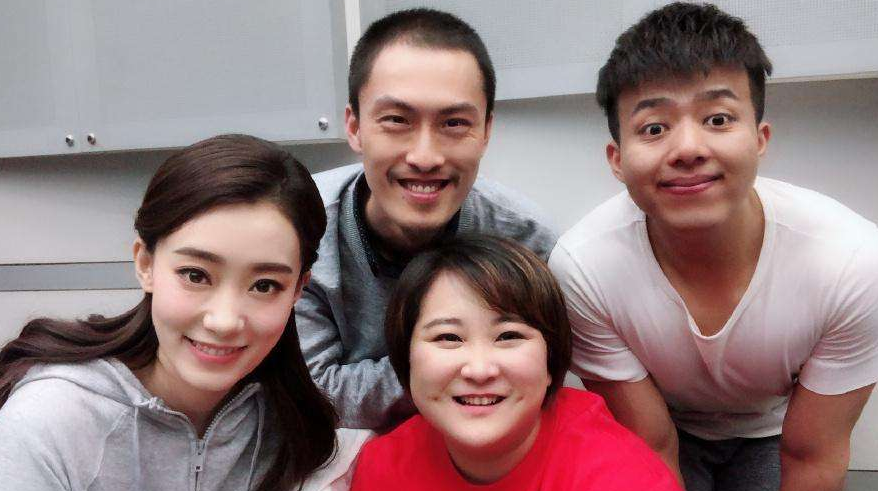 她与袁姗姗是同窗好友,贾玲是她的贵人,演戏不火学会转型